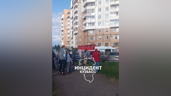 Семь подростков пострадали при пожаре в многоквартирном доме в Кемерове