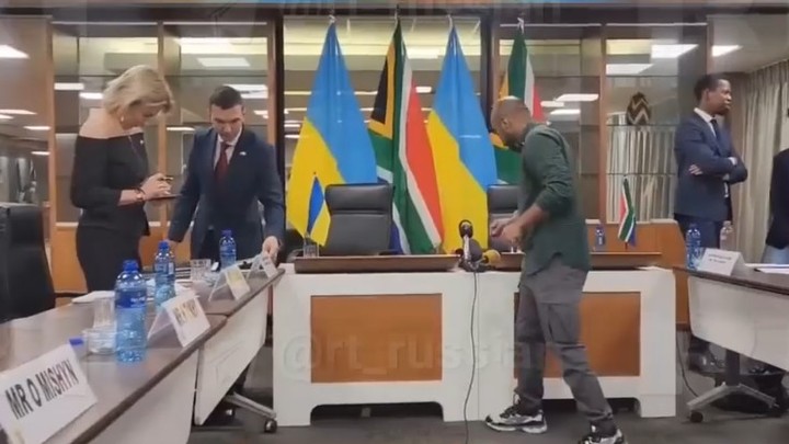 Украинскую делегацию в ЮАР поставили на место после провокации с микрофоном RT