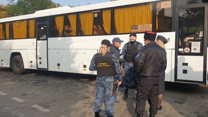 Приставы Кубани сняли с автобуса беглого алиментщика