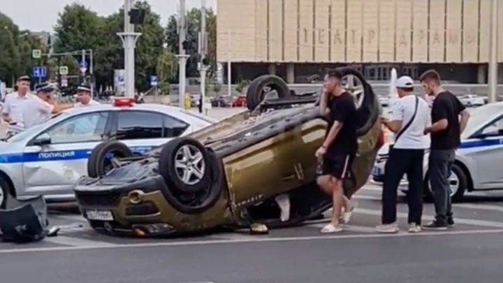 В МВД раскрыли подробности аварии с перевернувшейся иномаркой в центре Краснодара