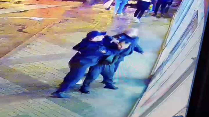 В Краснодаре грабитель украл куртку с манекена и избил продавщицу