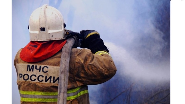 Дом и пристройка чуть не взорвались в селе Угдан, выручили пожарные