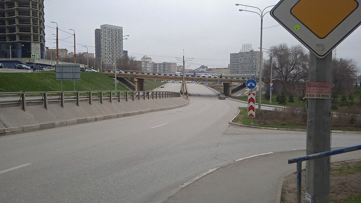 В Ростове перекрыли проспект Сиверса из-за пожара на складе погрануправления ФСБ. Как объехать
