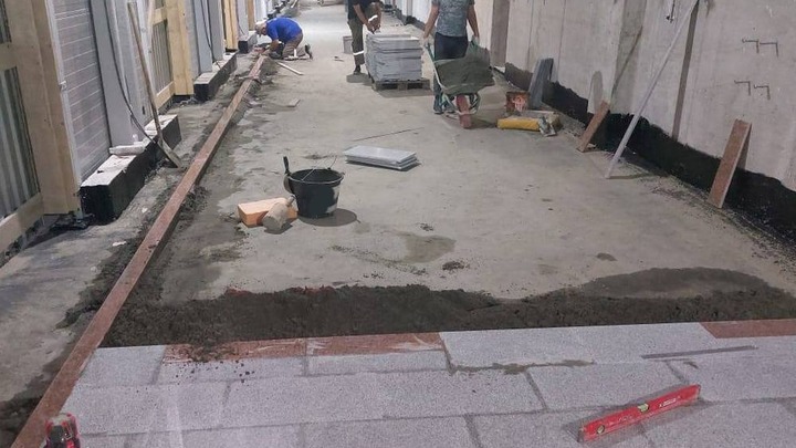На станции Спортивная в метро Новосибирска начали укладывать гранит