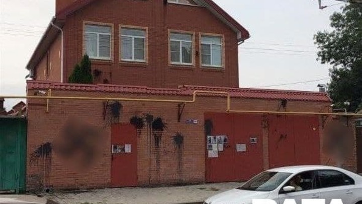 Ростовчанку через суд заставят убрать свастику с забора
