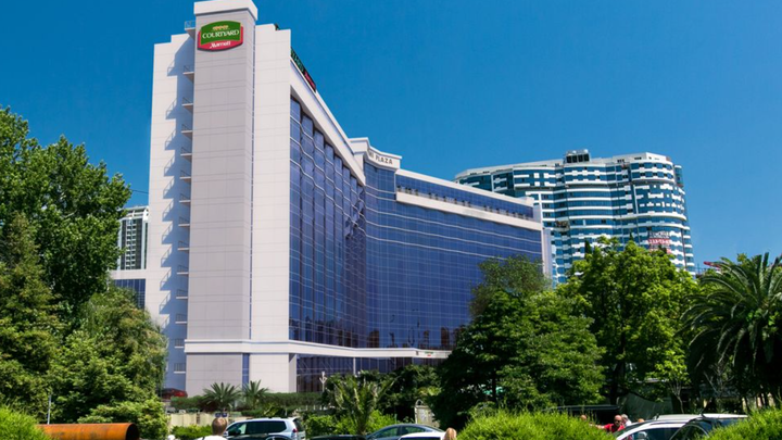 Продается «Москва», цена – 2,2 млрд руб: Выставлен на торги гостинично-торговый комплекс Сочи-Плаза