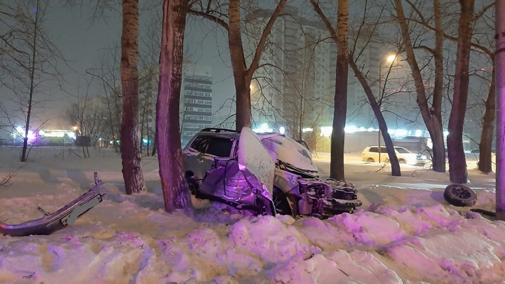 В Новосибирске водитель Subaru разбился насмерть в ночном ДТП