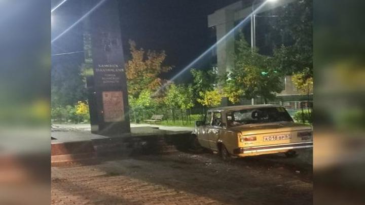 В Ростовской области легковой автомобиль по неизвестным причинам врезался в воинский мемориал