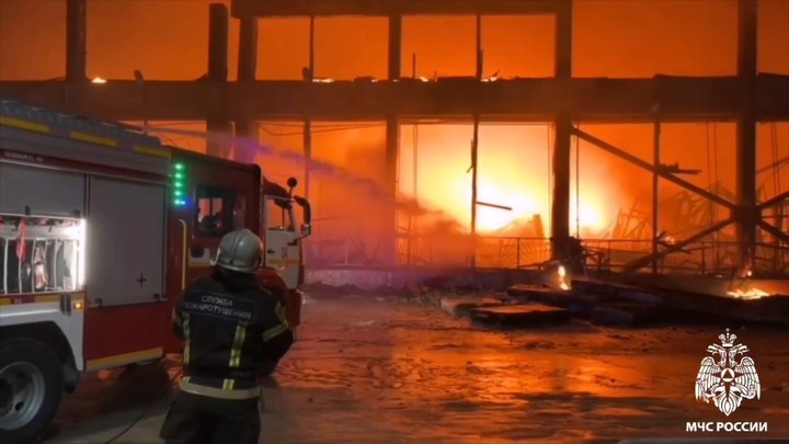 Что известно о крупном пожаре на складе с пластиком в Новосибирске