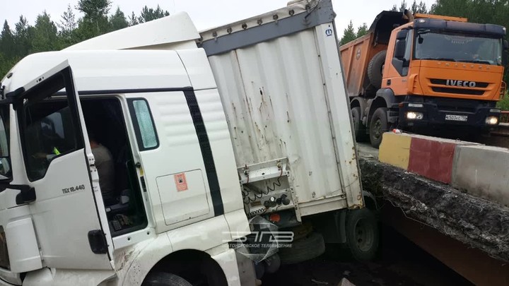 На М-5 в Челябинской области перевернулась фура