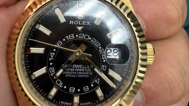 У пассажирки в аэропорту Сочи изъяли Cartier и Rolex на 7 млн рублей