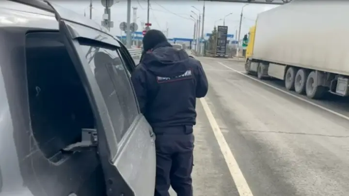 Набитый мигрантами автомобиль остановили на трассе