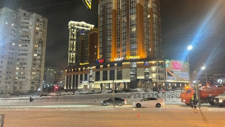 Автомобиль Хонда сбил переходившего дорогу подростка в Новосибирске
