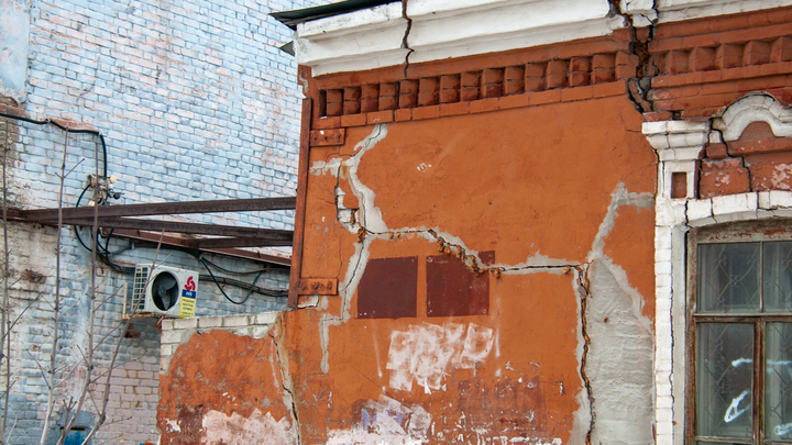 В Екатеринбурге у здания одного из общежитий обвалилась часть стены