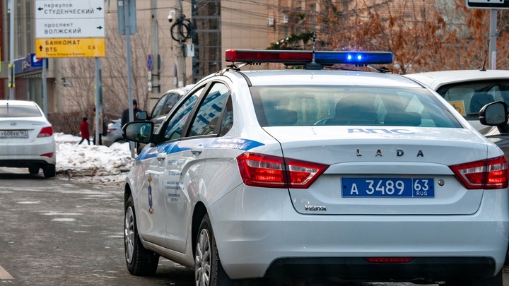 В Москве водитель умер за рулём и врезался в столб