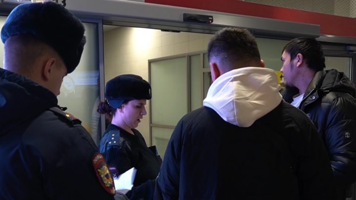 Мигрантам вручили повестки в военкомат прямо в челябинском аэропорту