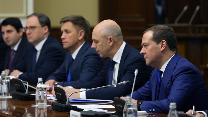 За год рейтинг доверия к правительству в России упал почти на четверть - СМИ