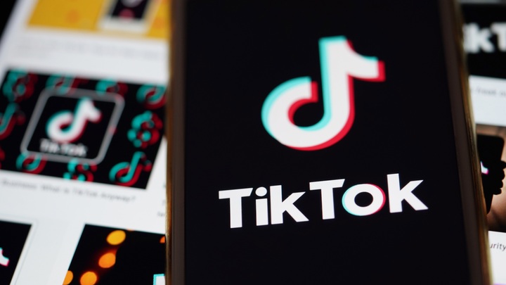 В TikTok начали банить видео с призывами на митинг: Фейковые полицейские бросились раскаиваться