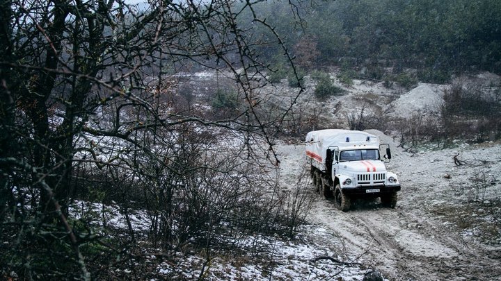 В Сочи на дорогу возле пятиэтажки сошёл оползень