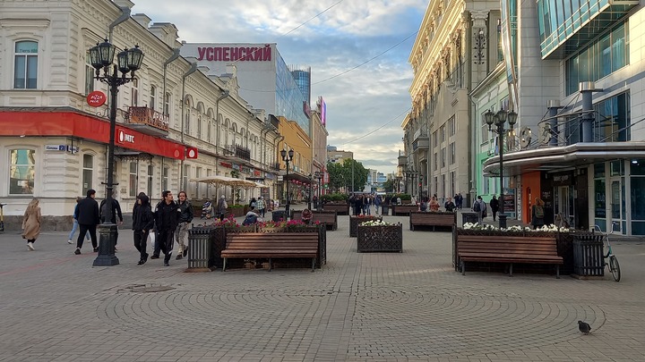 В центре Екатеринбурга велосипедист-извращенец пристаёт к девушкам