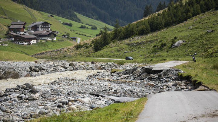 Лавина из грязи и камней накрыла трассу: В Кабардино-Балкарии сняли на видео необычный селевой поток