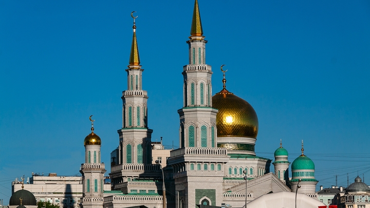 На входе в мечеть Москвы задержали двух турок с похожим на гранату предметом