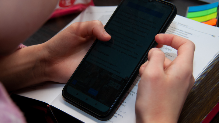 У Жителя Севастополя взорвался в кармане новый телефон: Мужчина не стал скрывать бренд