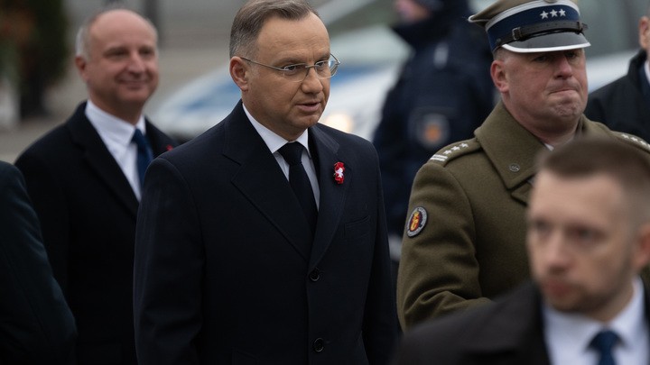 Потребовалась операция: Президент Польши потерял часть пальца