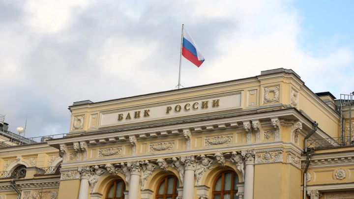 Снимать доллары и евро по-прежнему нельзя: Банк России продлил ограничение по иностранной валюте