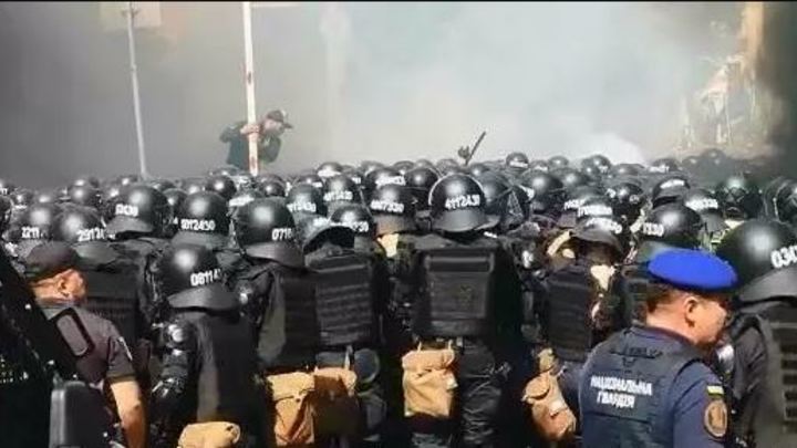 Националисты избили журналиста после стычки с полицией в Киеве
