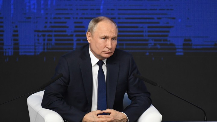 Стало известно, когда интервью Карлсона с Путиным переведут на русский