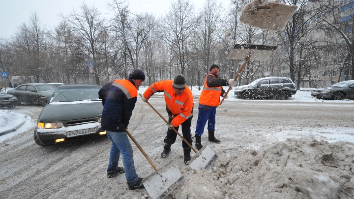 За уборку снега во дворах России поставили двойку: Мигранты побросали лопаты и ушли в доставку