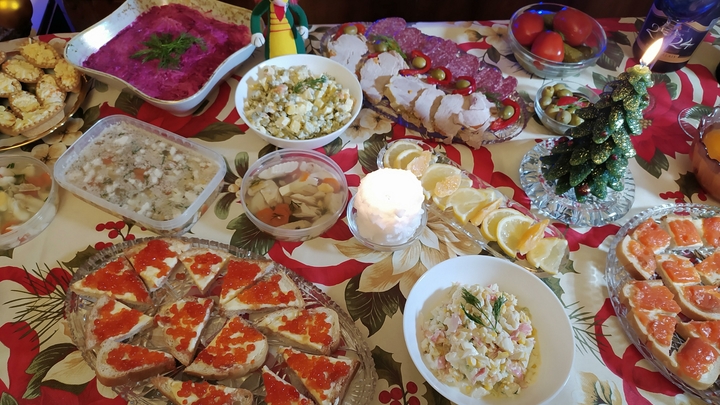 Долой вздутие и изжогу: Врач назвала несочетаемые продукты на новогоднем столе