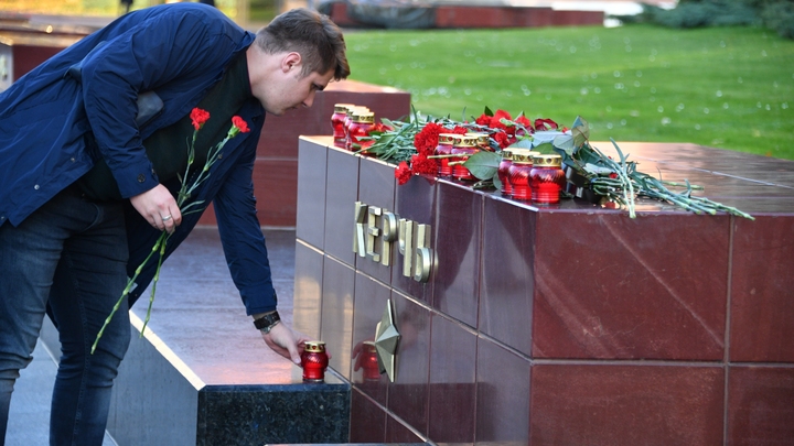 Комедии во время похорон: каналы СТС и ТНТ обвинили в нечуткости и цинизме