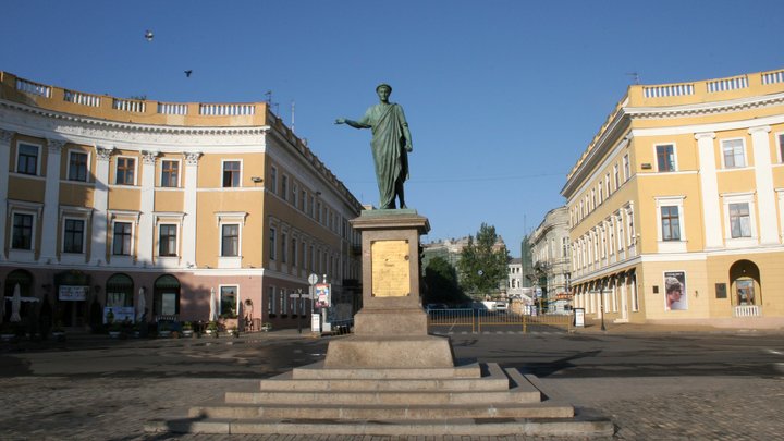 Одесситка не побоялась выйти с флагом России в центре города. Украинские силовики оказались бессильны перед ней