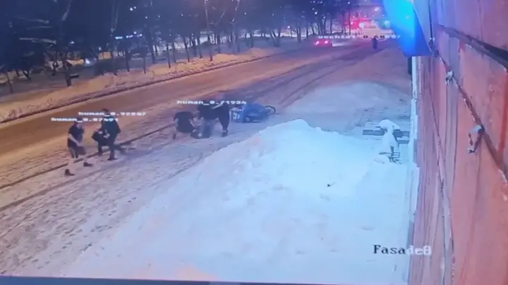 Госслужащего избили мигранты из-за жалобы на пиротехнику: полиция не торопится возбуждать дело