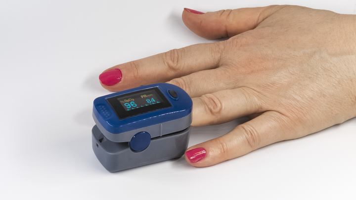 Когда необходимо вызывать врача при омикроне: названы два безусловных признака