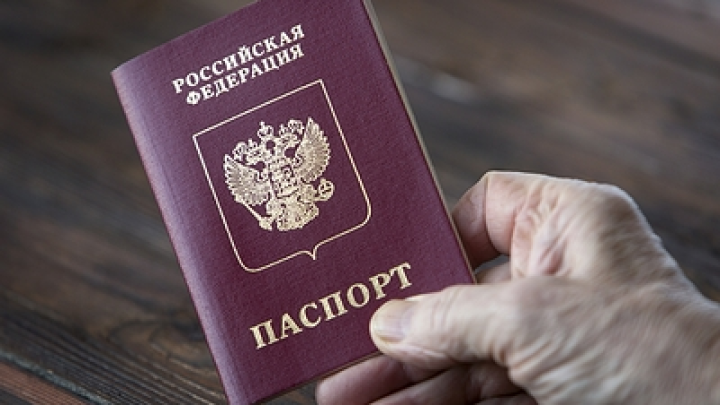 Нарышкин вручил паспорта России родным французского информатора Пака