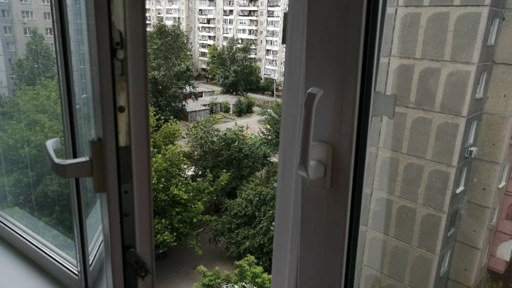 Эта школа пользуется дурной славой: в Омске ученик выпал из окна