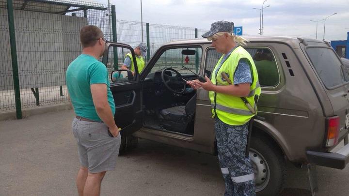 За рулем – со стволом: на Кубани задержали водителя «Нивы», у которого нашли пистолет