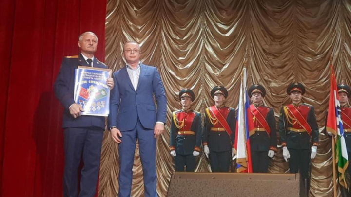 В Новосибирск прибыла патриотическая эстафета Россия – страна героев