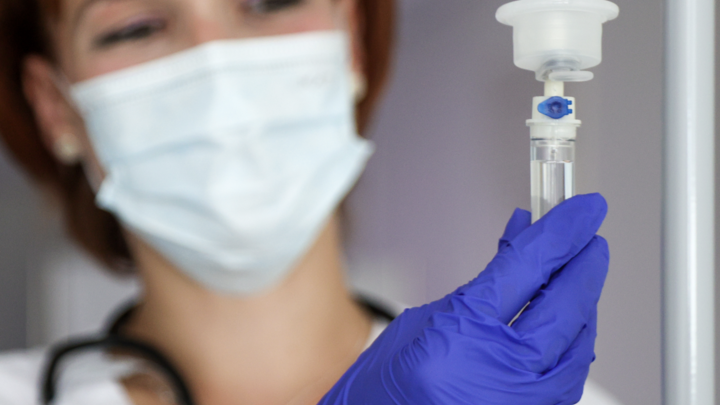 Люди умирали от капельниц: В Красноярске прошли первые задержания участников ОПГ