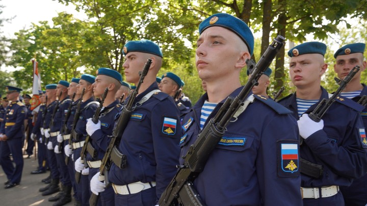 В Иванове отметили День ВДВ в сквере Десантников у памятника генералу Маргелову