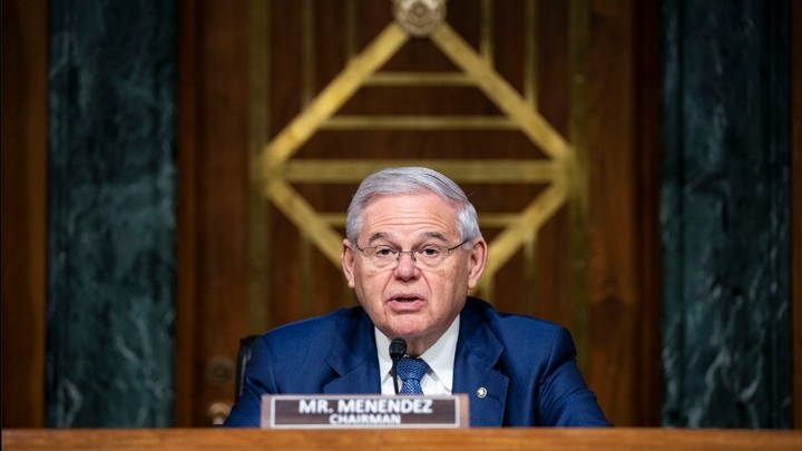 Слитки золота рассованы по карманам: Обыск у отца антироссийских санкций удивил всех