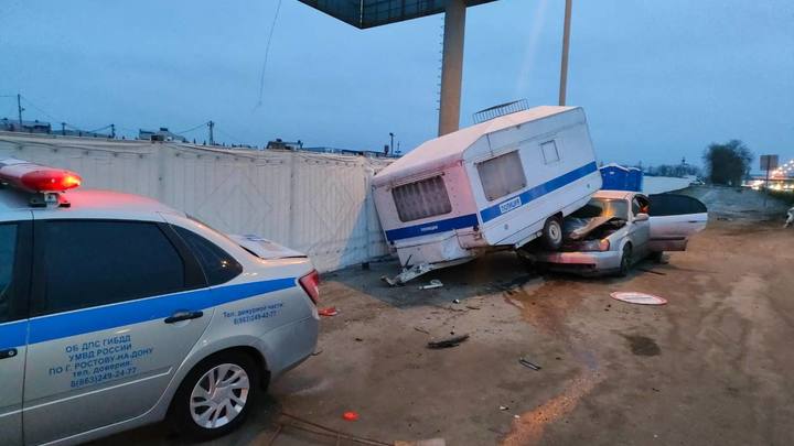 В Ростове водитель иномарки врезался в полицейский прицеп и снёс патрульный автомобиль