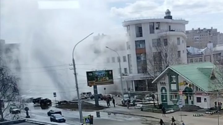 Огромный столб кипятка разбил асфальт в Архангельске: в соседних домах залиты этажи и выбиты стекла