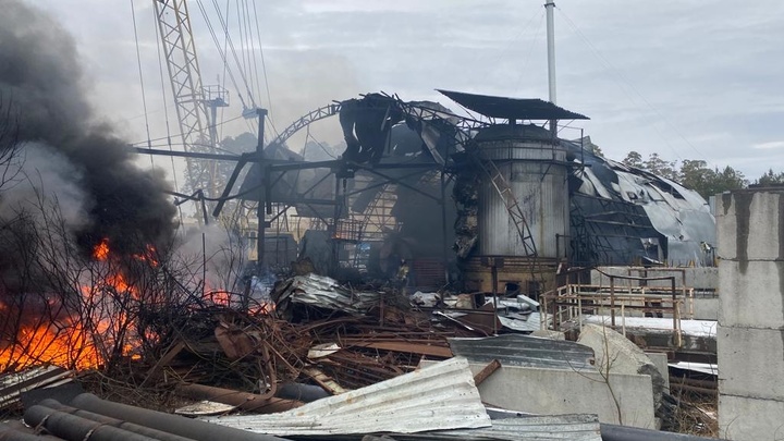 Пожар на складе покрышек в Екатеринбурге потушен