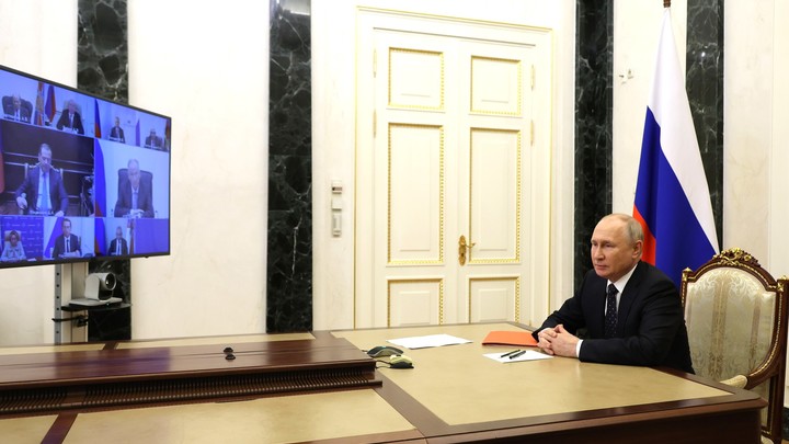 Владимир Путин на совещании с Совбезом поднял тему поддержки русских за рубежом