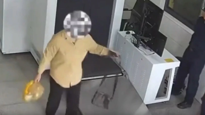 Женщина пыталась пронести килограмм живых червей через таможню