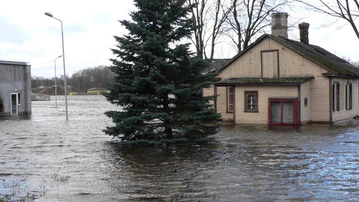 Мама, мы не хотим умирать!: Мужчина спас мать с четырьмя детьми из тонущего авто